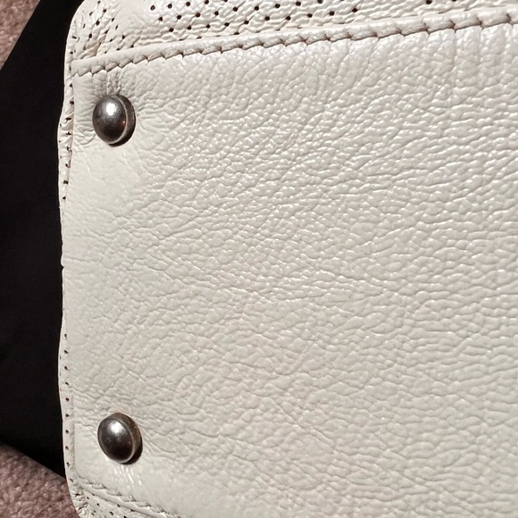 Chanel Cream Tote Bag with Textured Canvas and Iconic CC Logo - Picture 16 of 16